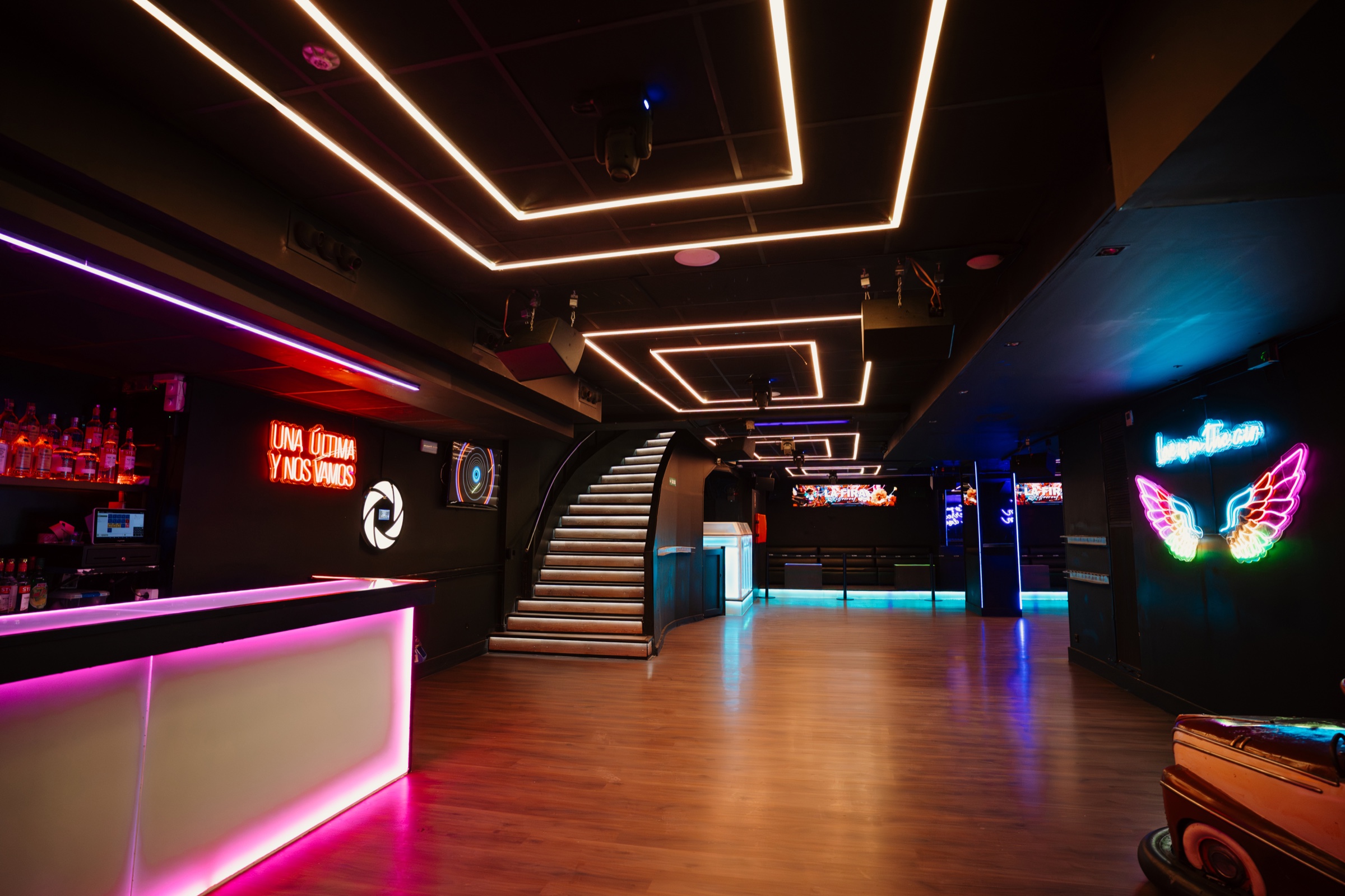 Interior de La Fira Villarroel iluminado en fucsia y azul